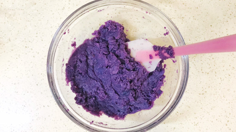 紫薯芝麻饼,继续压碎，搅拌均匀
