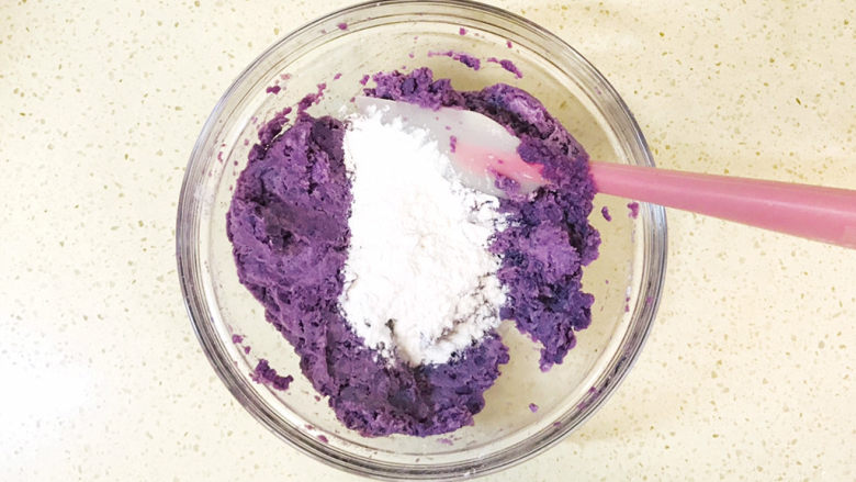 紫薯芝麻饼,搅拌均匀