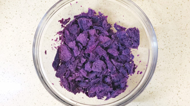 紫薯芝麻饼,用硅胶刀压碎