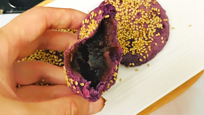 紫薯芝麻饼,看看内馅儿，诱惑吧