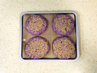 紫薯芝麻饼,移至烤盘里