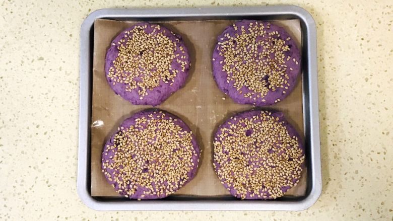 紫薯芝麻饼,移至烤盘里
