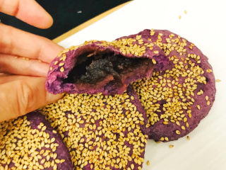 紫薯芝麻饼,咬一口，好满足啊