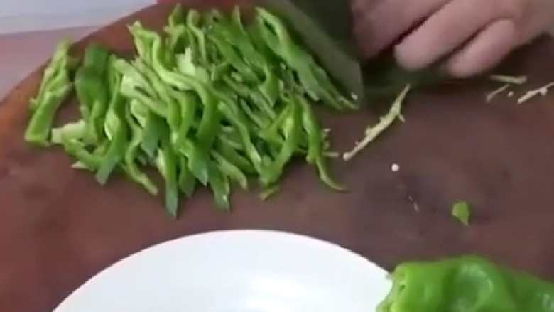 青椒炒猪腰,切成细丝。