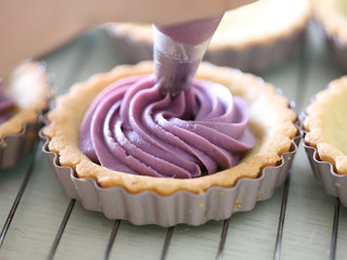 紫薯挞,挤上紫薯卡士达酱；