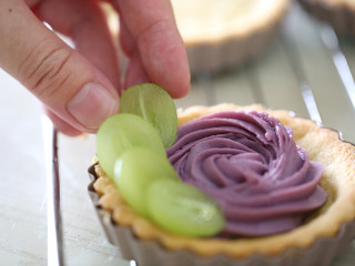 紫薯挞,摆上青提，放上翻糖花和彩糖珠，筛上糖粉即食。