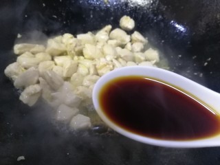 毛豆炒鸡丁,鸡丁刚一炒变色，放入一汤匙生抽，急火快速炒匀。
