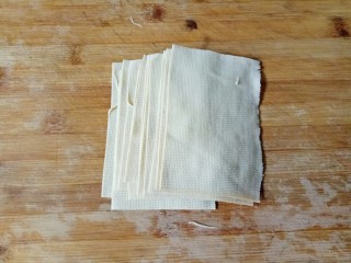 豆皮金针菇卷,豆皮切成长方形