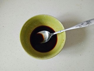 豆皮金针菇卷,碗中放入4勺清水，老抽，生抽，蚝油，淀粉搅拌均匀