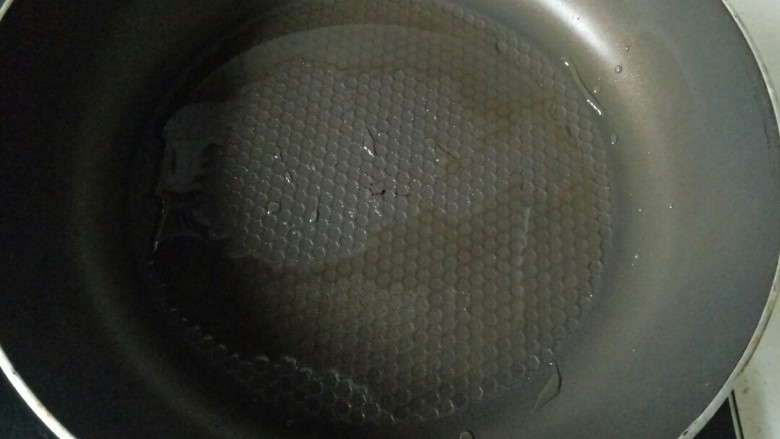 豆皮金针菇卷,平底锅加入适量花生油烧热