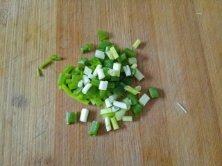 豆皮金针菇卷,小葱切碎
