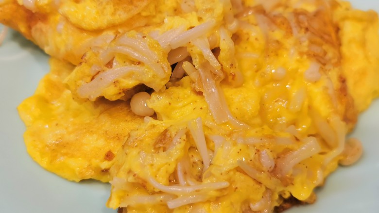 金针菇炒蛋,嫩滑的鸡蛋裹着金针菇，上面再洒一点虾籽，香香的，很是诱人！