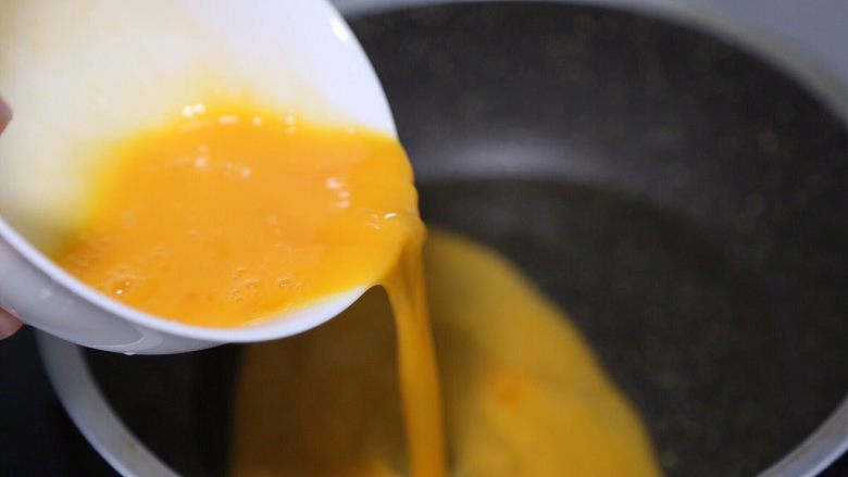 金针菇炒蛋,锅里倒入油，烧热后倒入蛋液