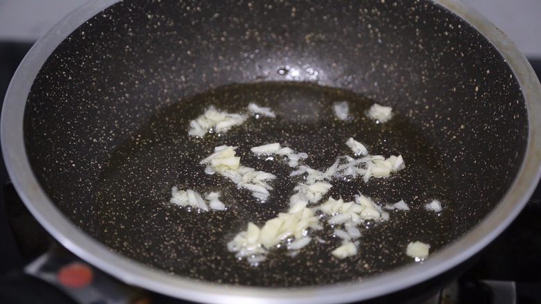 金针菇炒蛋,锅里再倒入少许油，爆香蒜末