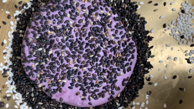 黑芝麻紫薯饼,两面沾黑芝麻