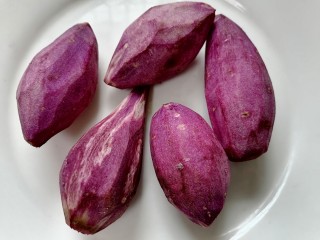 紫薯芝麻饼,将紫薯去皮