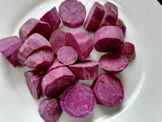 紫薯芝麻饼,将紫薯切成小块