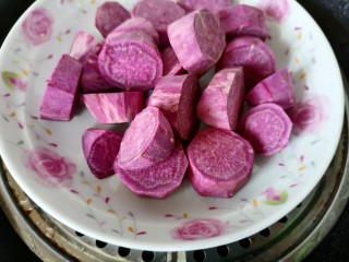 紫薯芝麻饼,将紫薯放入蒸锅蒸