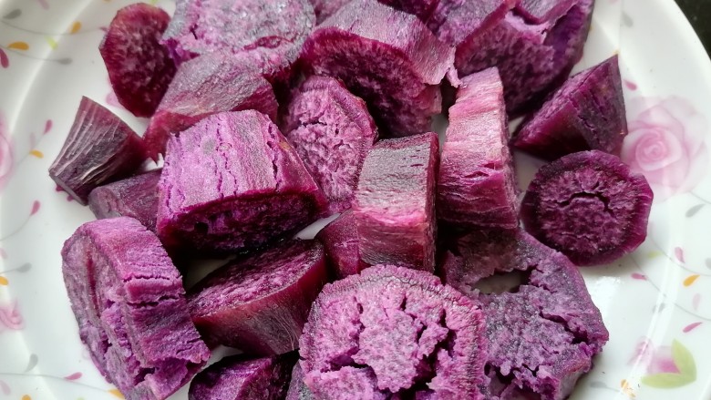 紫薯芝麻饼,大概蒸十分钟蒸熟取出
