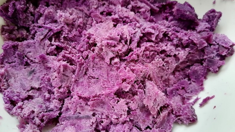 紫薯芝麻饼,将紫薯按压成泥