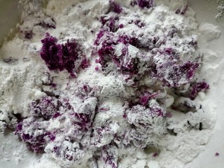 紫薯芝麻饼,放入适量糯米粉
