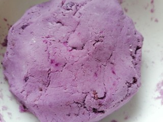 紫薯芝麻饼,加适量水揉成一个紫薯面团