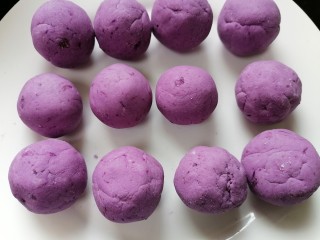 紫薯芝麻饼,取均匀等份揉成小团