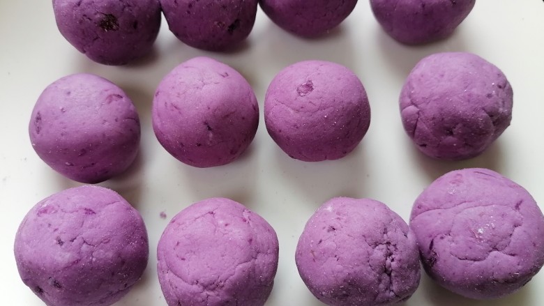 紫薯芝麻饼,取均匀等份揉成小团