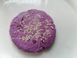 紫薯芝麻饼,紫薯饼上粘上适量白芝麻