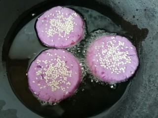 紫薯芝麻饼,锅内放油烧热放入紫薯饼