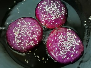 紫薯芝麻饼,将两面都煎熟(小火慢煎)