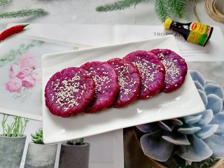 紫薯芝麻饼,拍上成品图，一道香甜软糯的紫薯芝麻饼就完成了。