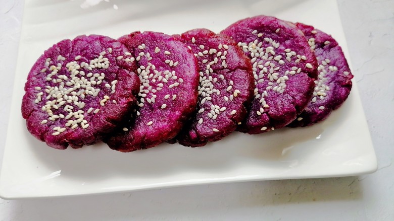 紫薯芝麻饼,装盘