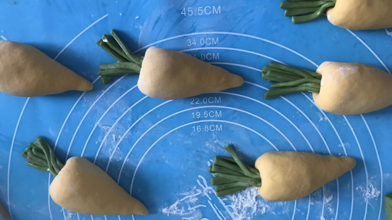 胡萝卜馒头,用筷子将绿色茎塞进胡萝卜根部，二次醒发20分钟