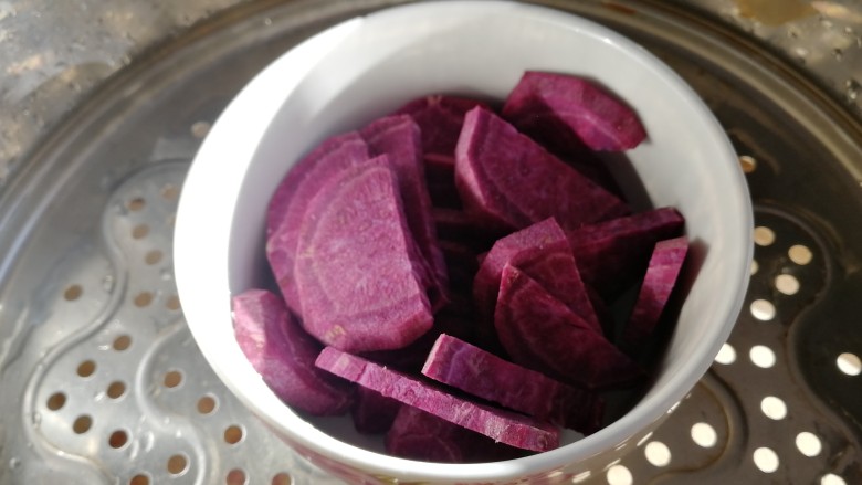紫薯芝麻饼,放入蒸锅，水开蒸10分钟。