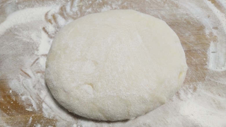 美味四拼披萨(有面皮制作过程),发酵好的面团取出排气