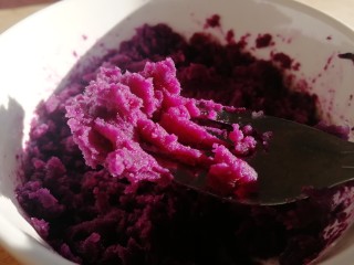 紫薯芝麻饼,叉子把紫薯压成泥。