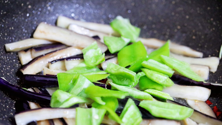 家常炒茄子,加入青椒，翻炒均匀