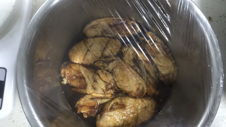薯片鸡翅,封上保鲜膜放入冰箱冷藏腌制