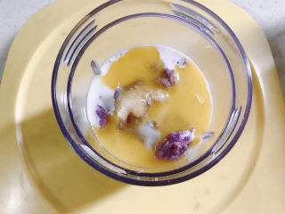 紫薯挞,在搅拌机中加入紫薯泥、牛奶、蛋黄液和糖，紫薯泥、牛奶、蛋黄液比例大概是6：6：1，糖按自己口味加