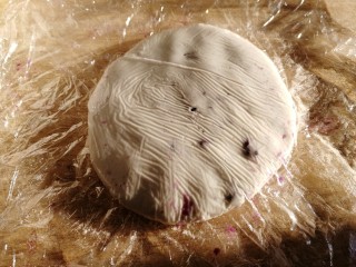 紫薯芝麻饼,再次盖上一个保鲜膜，轻轻压扁成饼。