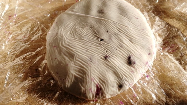紫薯芝麻饼,再次盖上一个保鲜膜，轻轻压扁成饼。