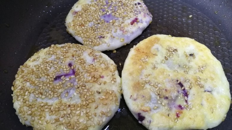 紫薯芝麻饼,慢煎至两面金黄。