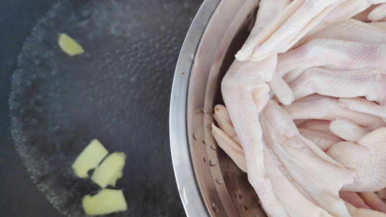 卤鸭爪,锅内煮适量清水，水开后放入数片姜片，加入鸭爪
