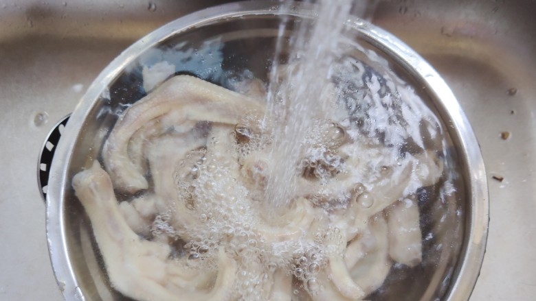 卤鸭爪,煮好的鸭爪用流动水冲洗干净表面的脏东西
