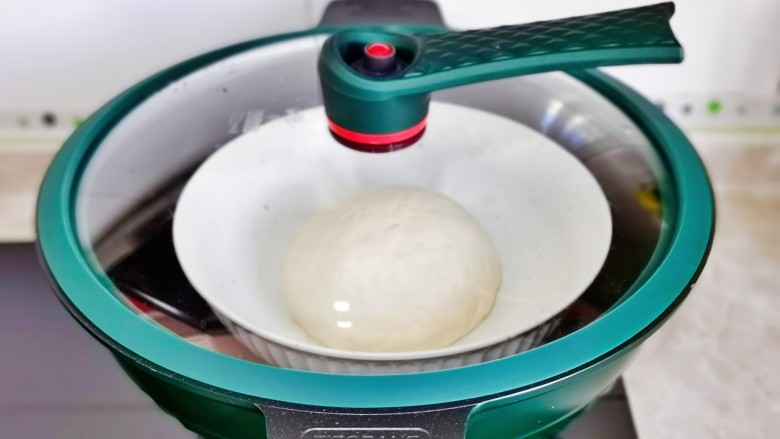 红糖花卷,放入锅中进行发酵，锅中可以加点温水，保持的面团湿度。