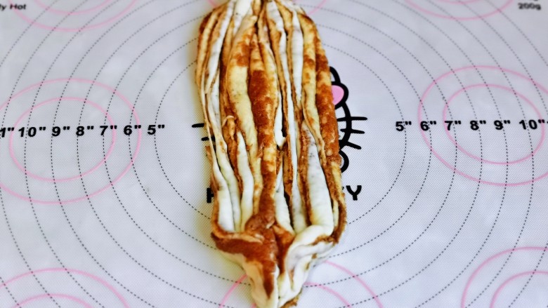 红糖花卷,最后把两组再捏一起扭两圈。