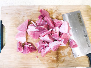 莲藕肉丸,先来处理猪肉，猪肉洗净，切成大块