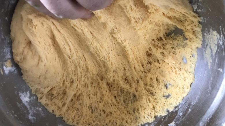 胡萝卜花糖包,发酵好的面团明显变大，满满的蜂窝组织