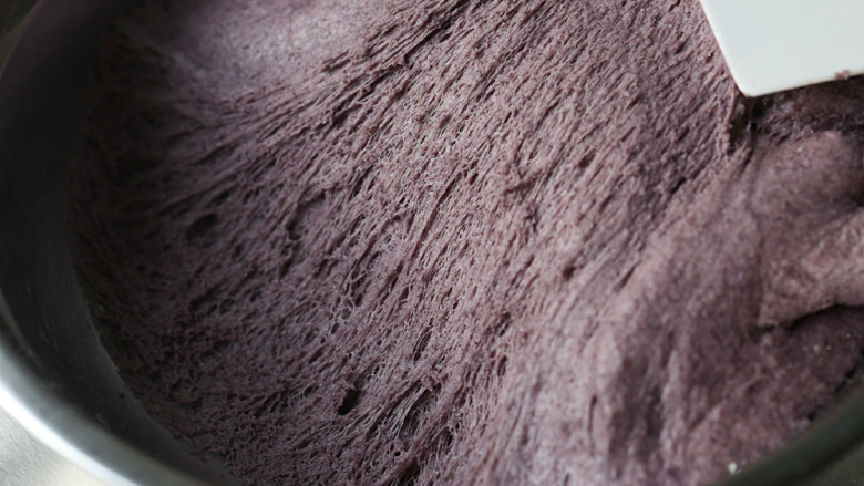 红糖花卷（黑米版）,发酵好的面团，拉起来呈细密的蜂窝状；